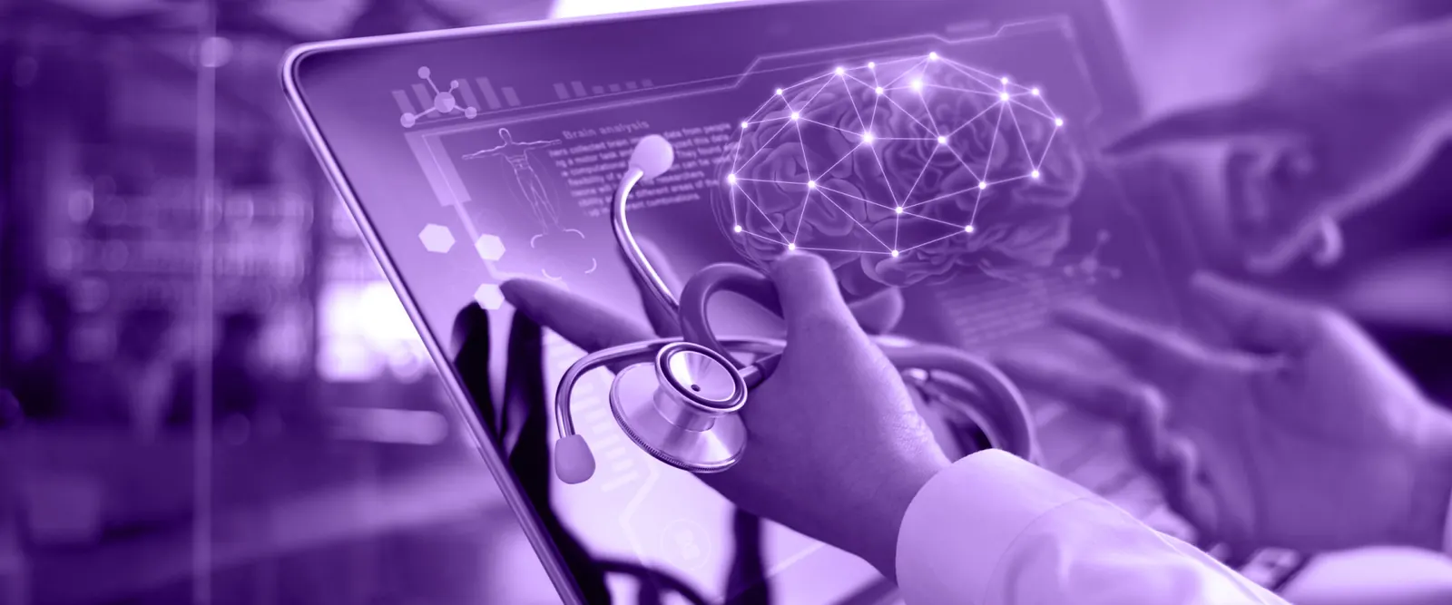 Médico consultando dados em um tablet